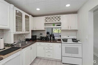 Building Photo - 6886 N Kendall Dr