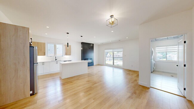 Photo du bâtiment - For Lease – Modern 3 Bedroom, 2 Bathroom Upper Unit