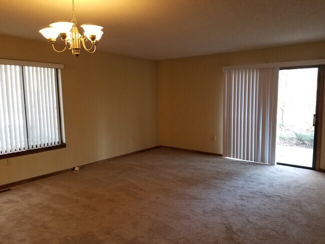 Living Room - 41 Greenleaf Ct