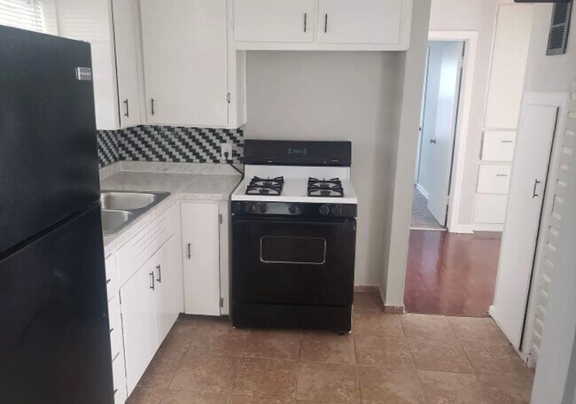 Foto del edificio - Updated Adorable Home - PRICE DROP!