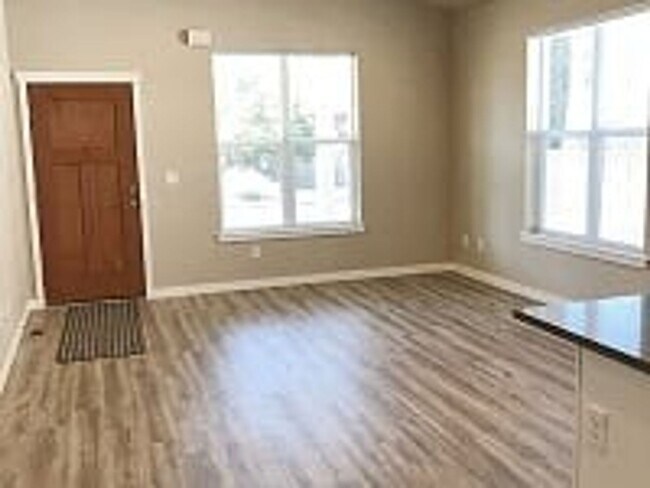 Building Photo - Newer Home, Great Price, Better Location!