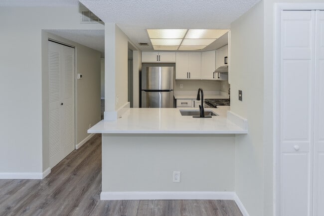 Building Photo - 1531 SE Royal Green Cir