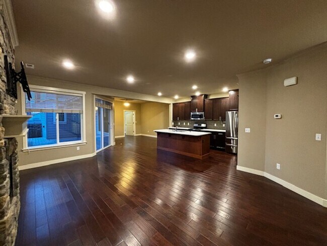 Foto del edificio - 4 Bedroom 2.5 Bath Peabody Townhome in the...