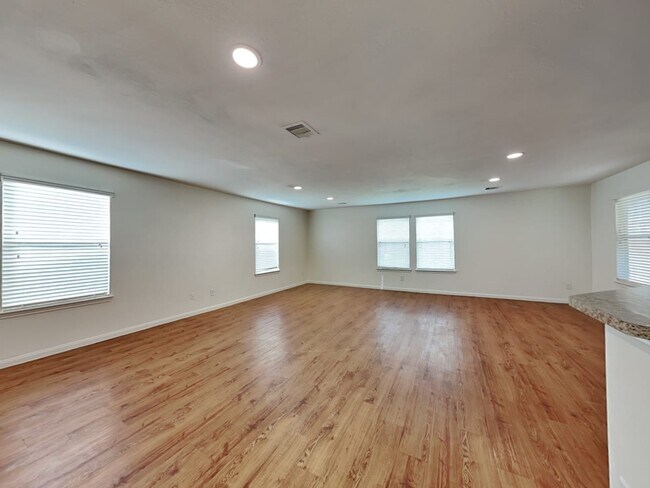 Foto del edificio - 18734 Dennington Dr