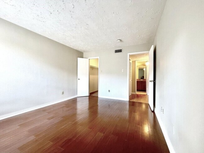 Foto del edificio - 10555 Turtlewood Ct