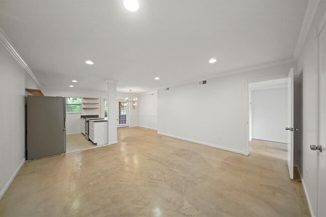 Building Photo - 8285 Kingsbrook Rd