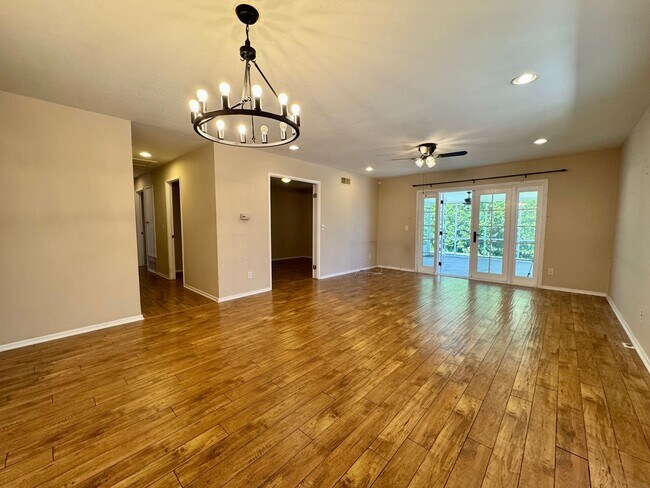 Foto del edificio - Excellent Location! 4Bed 2Bath Wood Floori...