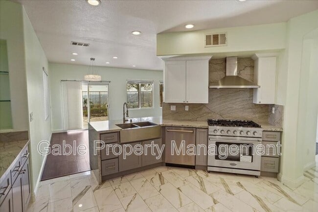 Building Photo - 27655 Sienna Rdg Row