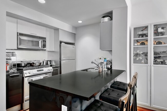 Building Photo - 350 W 42nd St