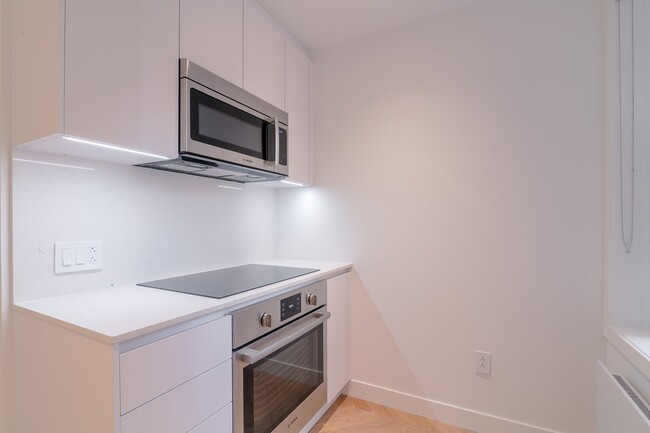 Building Photo - 590 Av. Outremont