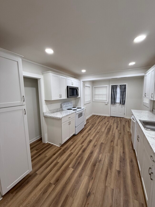 Building Photo - 110 Small St