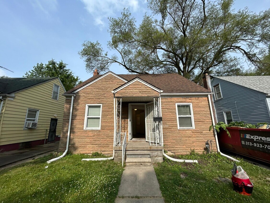 Primary Photo - 20091 Hickory St