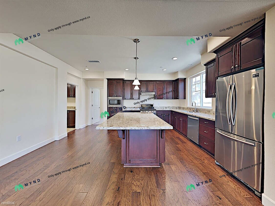 Foto principal - 4 br, 4.5 bath Townhome - 205 Valencia Ave