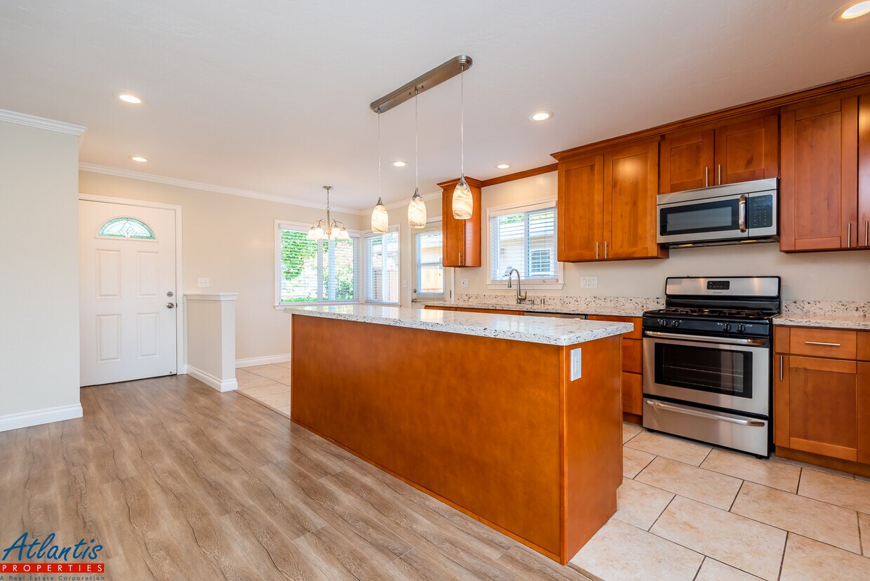 Primary Photo - 604 N Bayview Ave