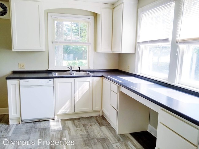 Building Photo - 3 br, 2 bath Room For Rent - 2401 E 3rd St