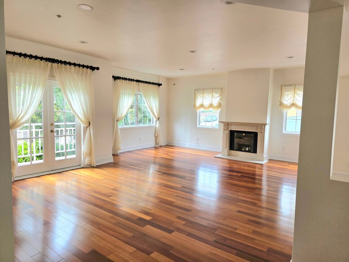Foto principal - 10772 Massachusetts Ave