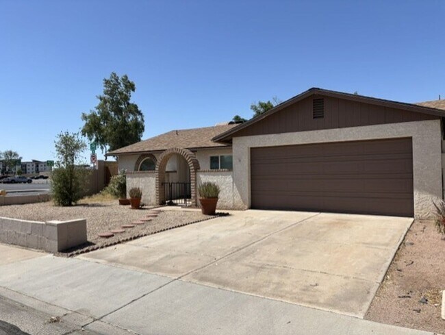 Building Photo - SINGLE LEVEL 3 BEDROOM 2 BATH 2 CAR GARAGE 1750 SQ FT HOME DOBSON RANCH