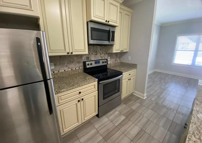 Building Photo - 3 Bedroom/2.5 Bath