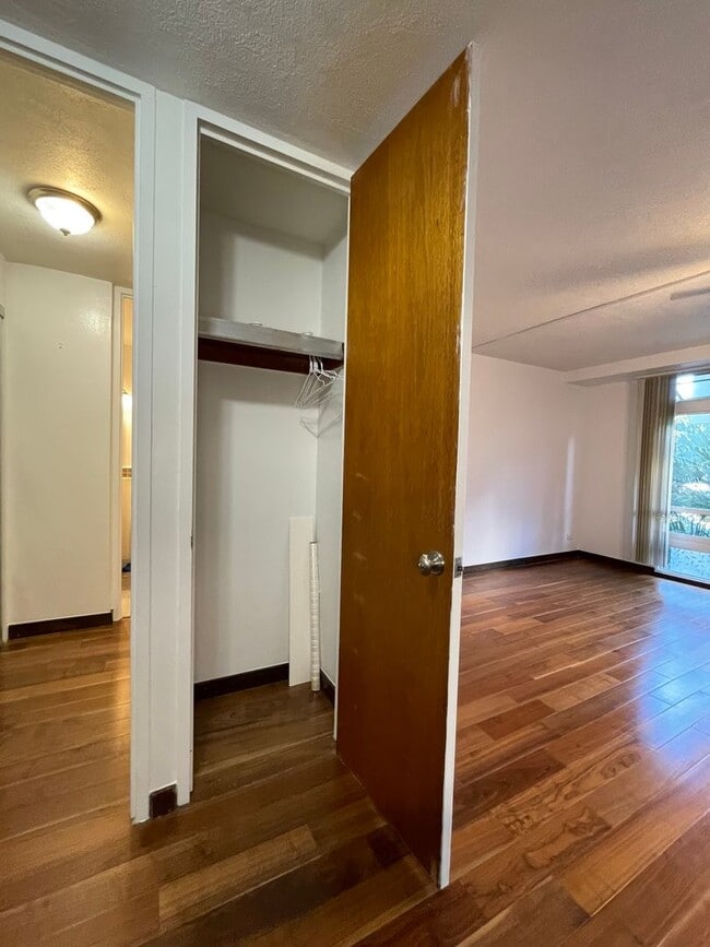 Foto del edificio - Queen Emma Gardens! Prince Tower! 1st floor Studio unit available now!