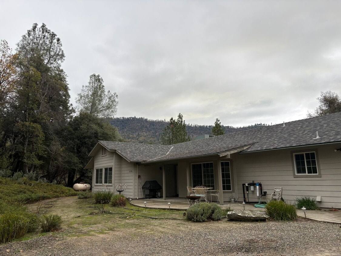 Primary Photo - Beautiful, Loved, 3 bed-2 ba Mountain Home