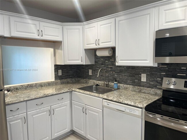 Foto del edificio - 5525 N Lakewood Cir
