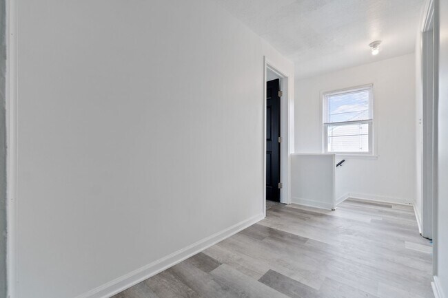 Foto del edificio - BEAUTIFUL 4 BEDROOM APARTMENTS!!