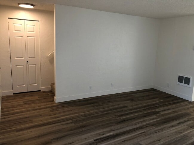 Building Photo - Updated 2 bedroom 1 1/2 bath duplex in Spr...