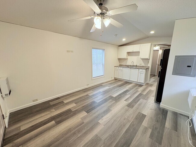 Foto del edificio - 930 Cedar Village Ln