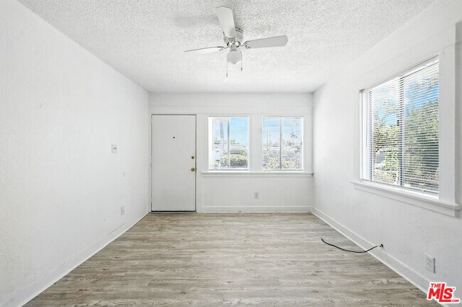 Foto del edificio - 3962 1/4 S Hobart Blvd