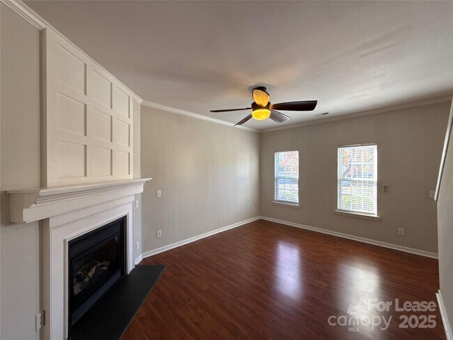 Foto del edificio - 10016 Highlands Crossing Dr