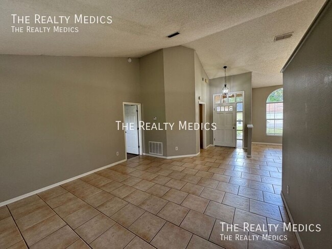 Building Photo - 1004 N Magee Creek Ct