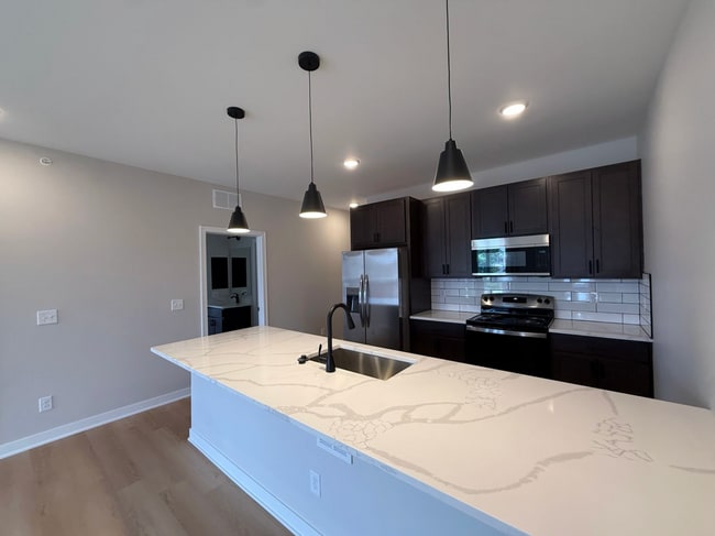 Foto del edificio - BRAND NEW BUILD- 6 BEDROOMS + 5.5 BATHS + ...