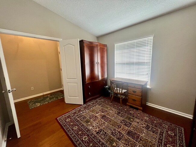Building Photo - Beautiful views! Family home in Doctors In...