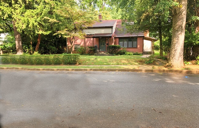 Basement Apartment/not the whole house - 1303 Saddleback Rd