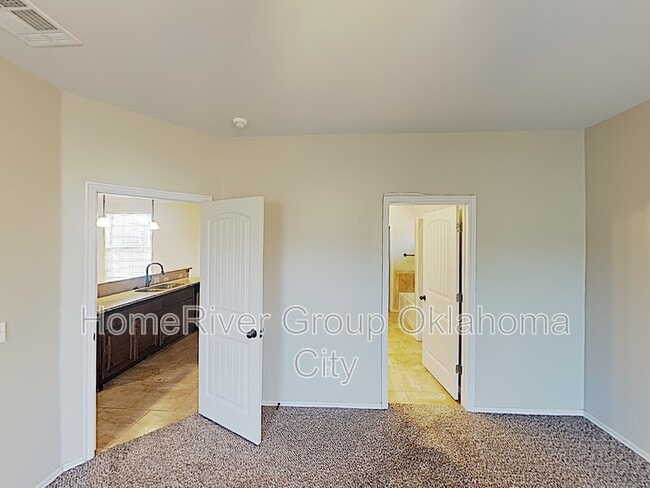 Building Photo - 2206 Brook Dr