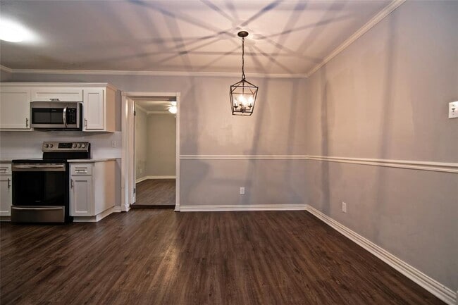 Building Photo - 2410 Valley Dr