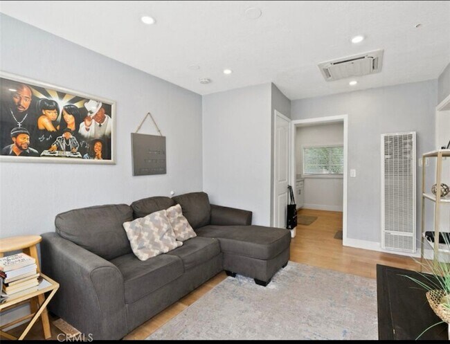 Foto del edificio - 9816 S Hoover St