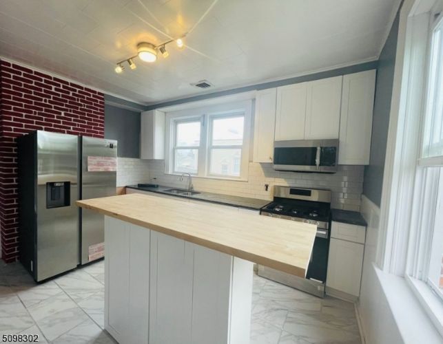 Primary Photo - 121 Baldwin Pl