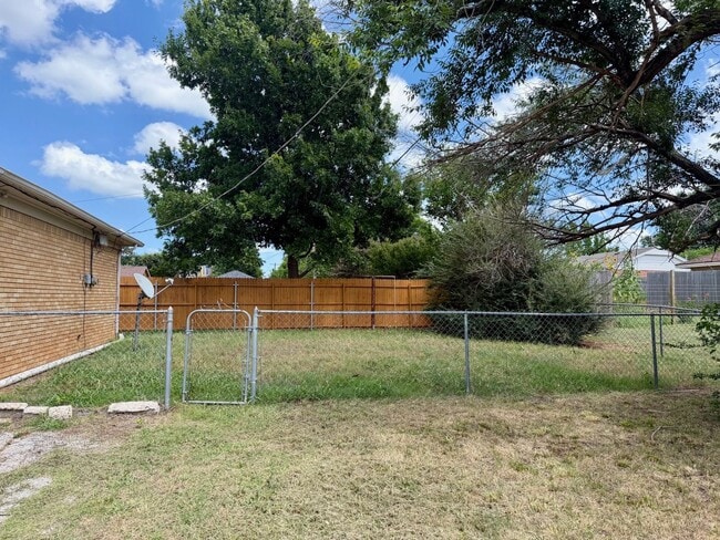 Building Photo - 3 Bedroom and 1 Bathroom Home for rent in Shawnee