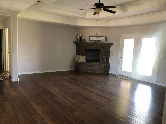 Building Photo - NEWER HOME ON QUIET STREET