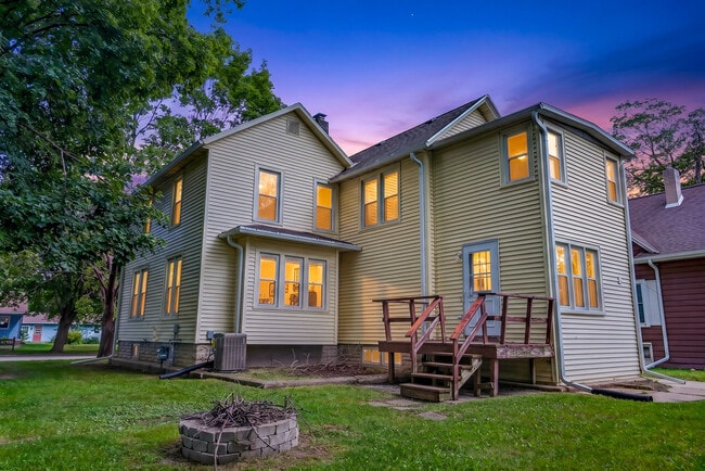 Building Photo - 521 W Whitewater St