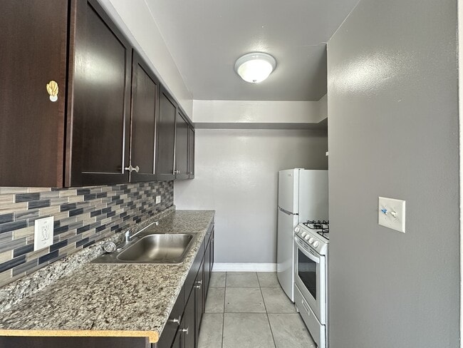 Building Photo - 9610 Ivanhoe Ave