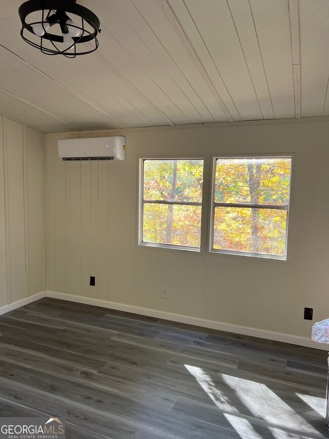 Building Photo - 833 Garrison Rd