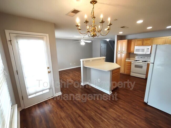 Foto del edificio - 8624 Robinson Forest Dr