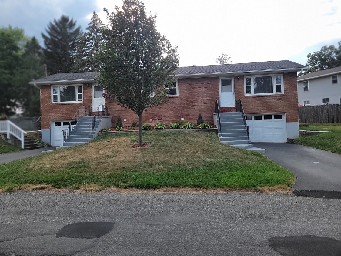 Primary Photo - 3 Louise Dr