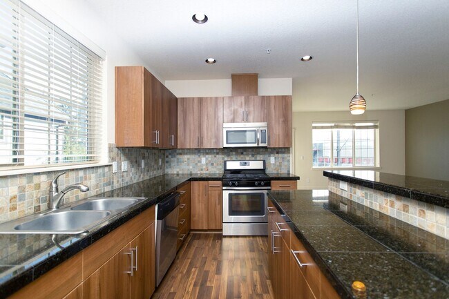 Foto del edificio - 2BD 2.5BA + Bonus Room Townhouse w/Garage + AC + Washer/Dryer Included