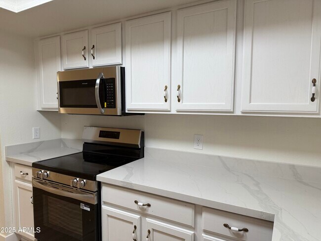 Foto del edificio - 1623 E Bluefield Ave