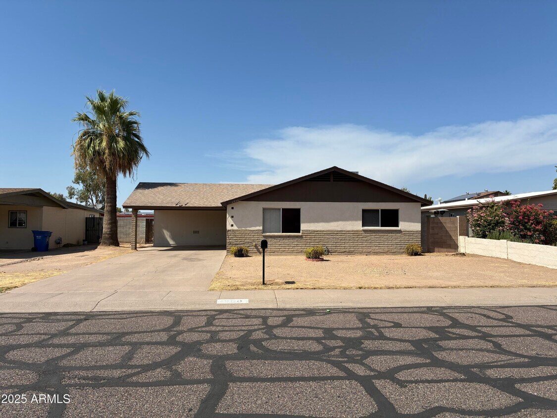 Primary Photo - 2930 W Laurel Ln