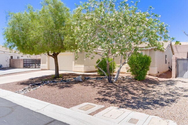 Foto del edificio - Charming 3-Bedroom Home with Open Living a...