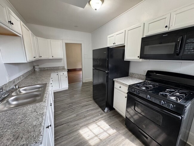Building Photo - 4 bedroom 1.5 bath Home in Moline